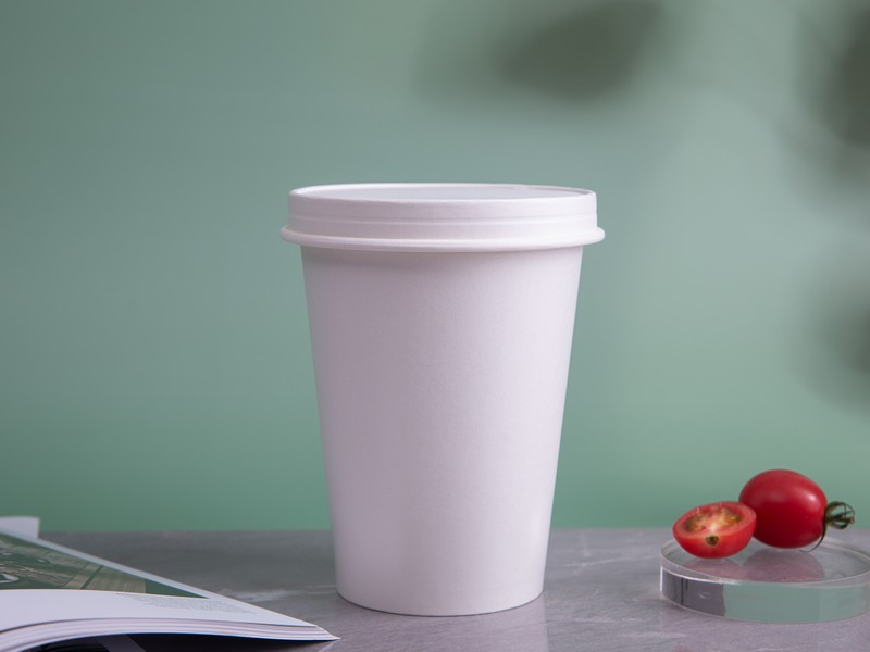 ¿De qué están hechas las tazas de café compostables?
